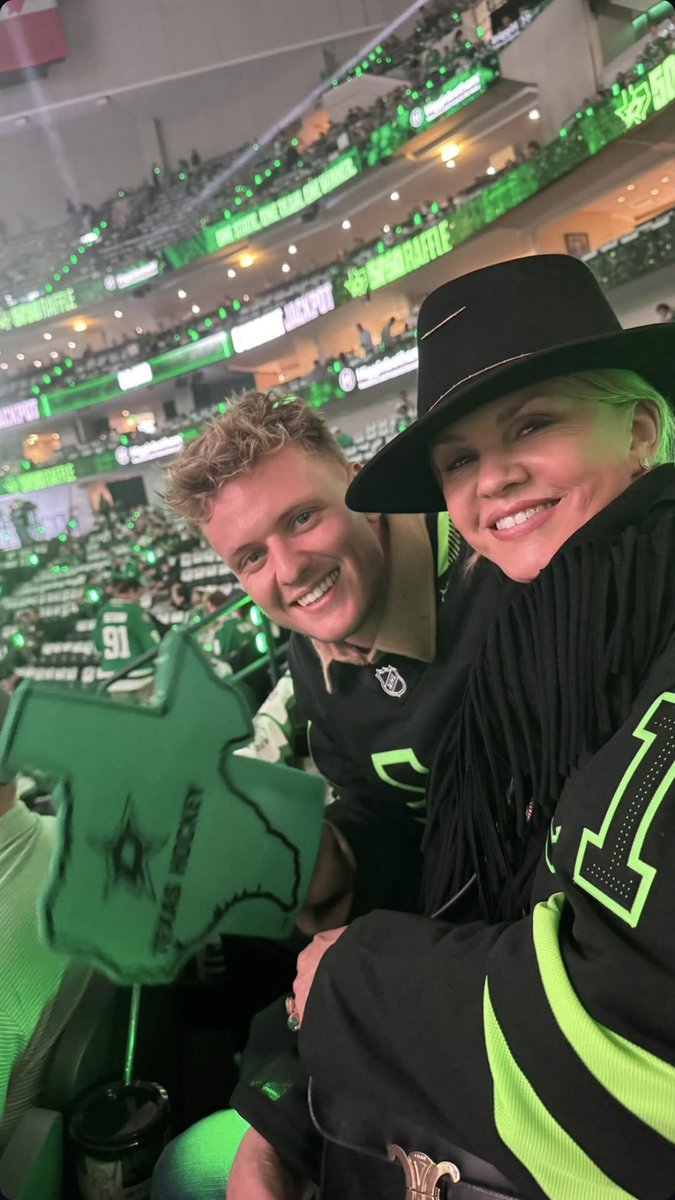 Mick e Corinna estão juntos hoje acompanhando um jogo de hóquei em Dallas, Texas. 🤠

📲 via Instagram Stories