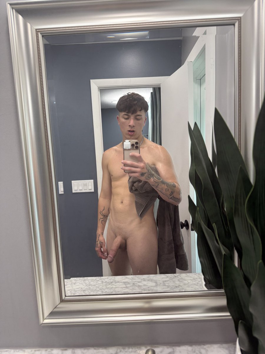 Back from the gym come hope in the shower w me 😈