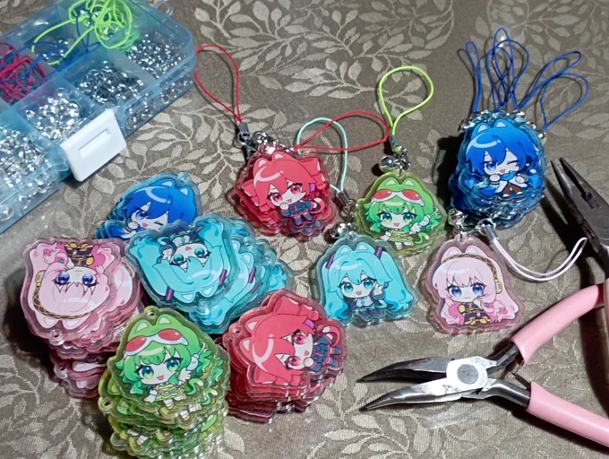 speedrunning assembling the phonecharms!! 