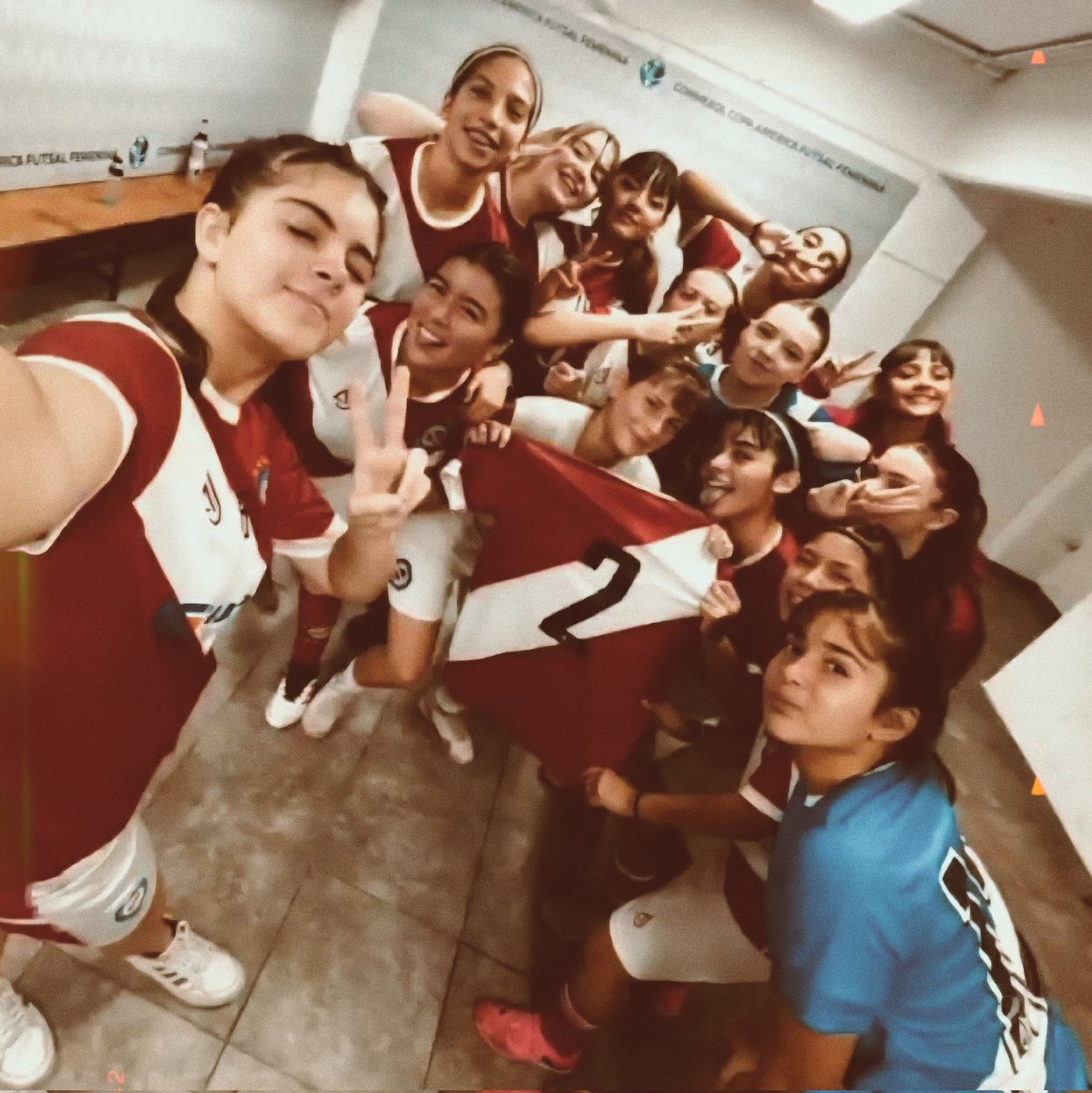 FutsalFemAAAJ's tweet photo. #AAAJ Mi quintita 🏠🐞😍

#VamosBichas 🙌 https://t.co/GgEkhF8Pzx