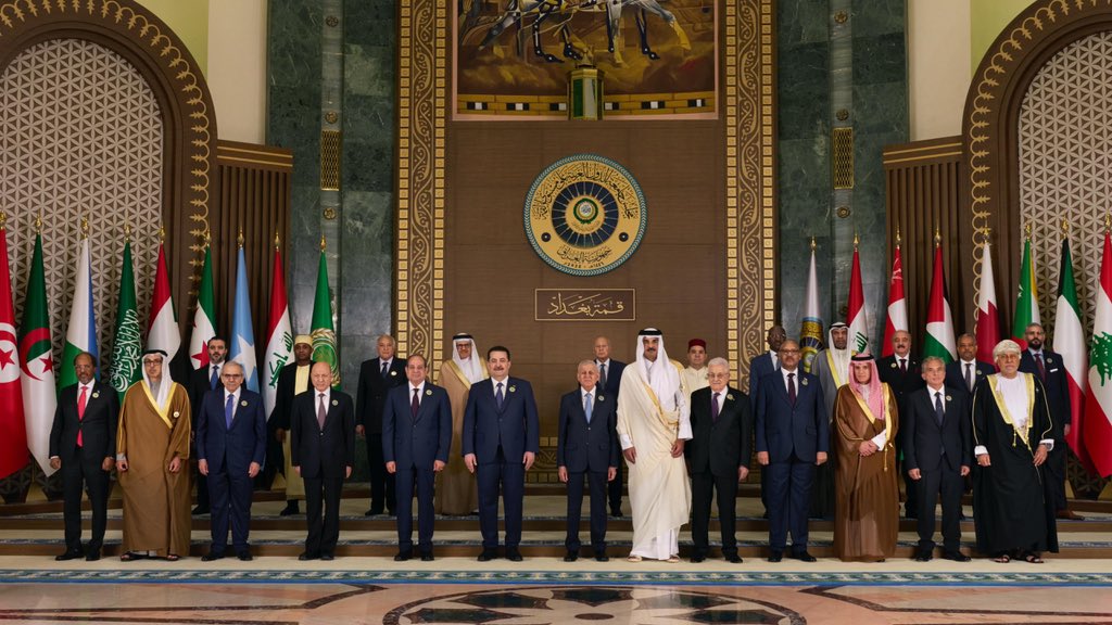 لاأدرى، لماذا يهاب العرب أمريكا؟
#أمريكا دولة هشة وإن حازت ربع الإقتصاد العالمى،
وإن امتلكت الدولار وطبعته على بياض،
وإن ادعت أنها القوة الأعتى فى العالم،
وإن سخَّرت هوليود ومراكز الخبرات والتخابرات لإسباغ هالة عليها بأنها القوة التى لاتقهر!

أمريكا هُزِمت فى فيتنام،
أمريكا هزمت