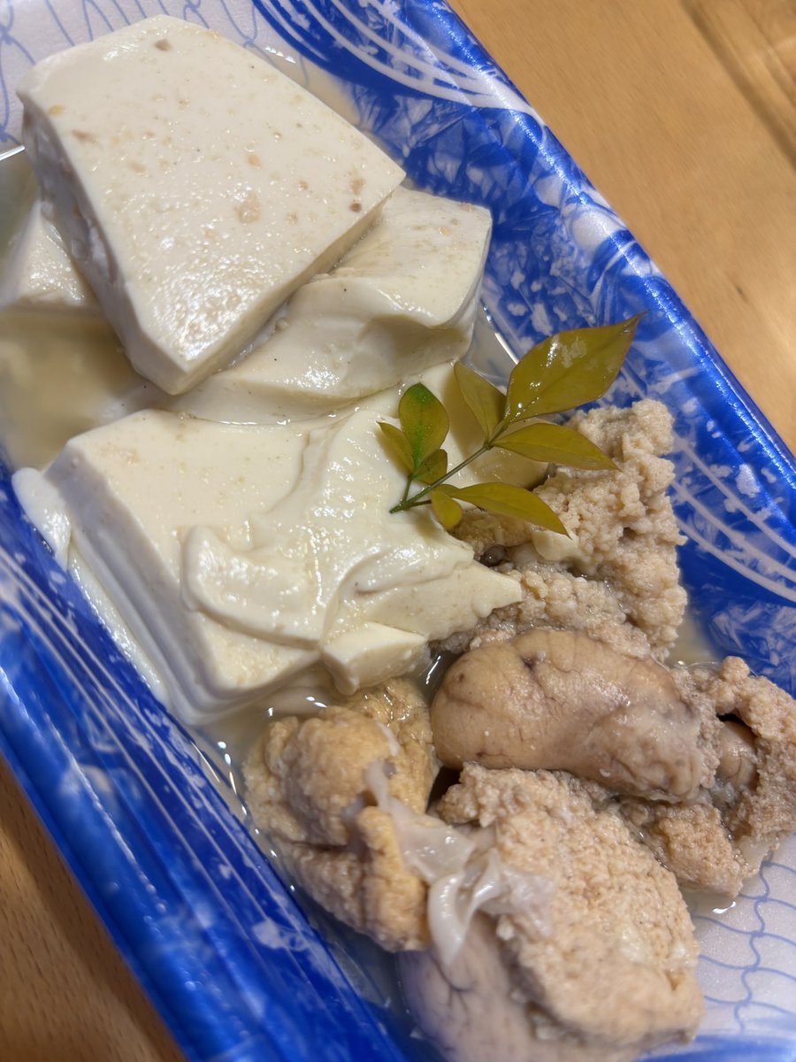 04zou's tweet photo. 昨日はの晩飯は近所の魚屋で閉店間際に購入した刺身と真子と豆腐の煮付け
刺身の美味さは期待通りだが真子もあっさり出汁で豆腐との相性も良く大変美味しかった😃 https://t.co/SGC9LjKqxI