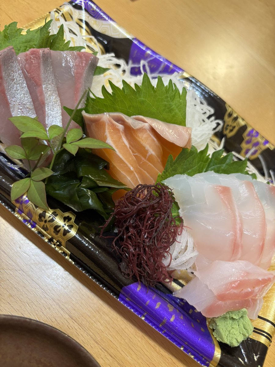 04zou's tweet photo. 昨日はの晩飯は近所の魚屋で閉店間際に購入した刺身と真子と豆腐の煮付け
刺身の美味さは期待通りだが真子もあっさり出汁で豆腐との相性も良く大変美味しかった😃 https://t.co/SGC9LjKqxI