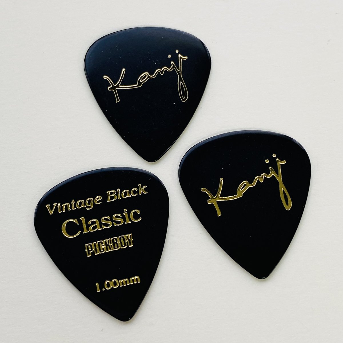PICKBOY1967's tweet photo. 輝くロゴや文字を箔押しで。  
ライブでも映えるHOT STAMP FOIL ✨  
👉 https://t.co/zClIERUGk8  

#PICKBOY #CustomPick #HotStampFoil https://t.co/zBHrpKuQ8c