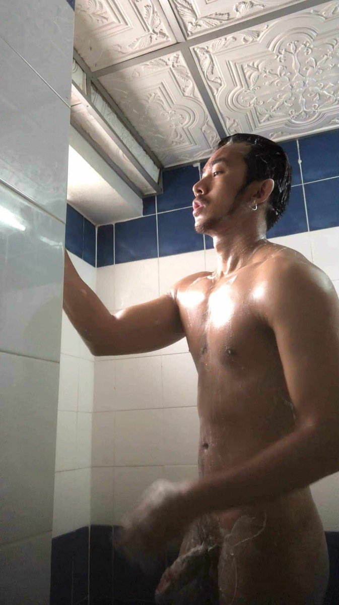 ohyeahrobin_'s tweet photo. Shower time! https://t.co/nX7lC2CVTn