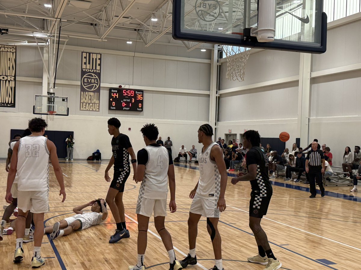 JackPilgrimKSR's tweet photo. Pope has been keeping a close eye on ‘27 No. 2 recruit Baba Oladotun during this game

He’s taking on ‘26 four-star Anthony Felesi of Utah — another player of interest for Kentucky https://t.co/RltKMHKbPh