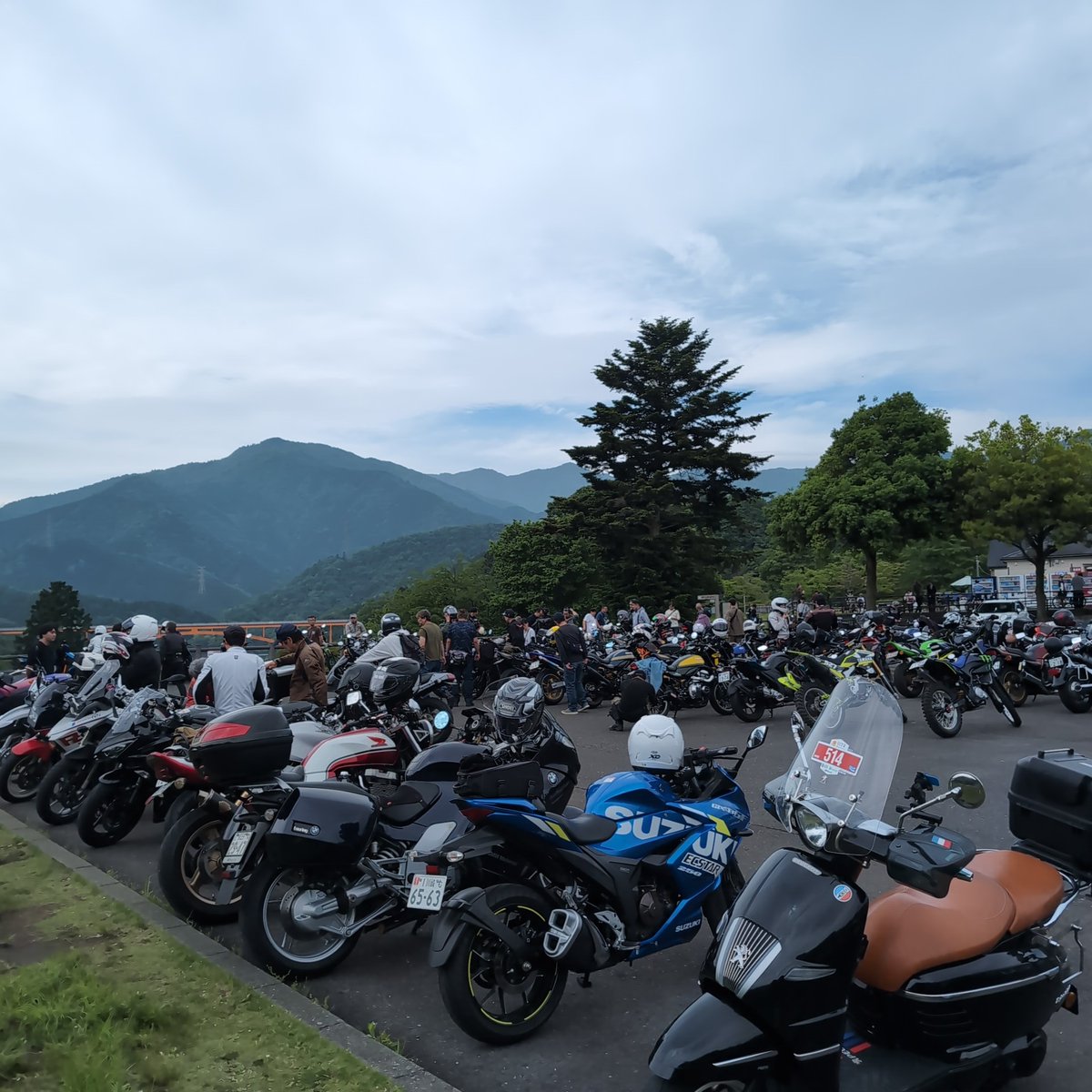 tks_ymmt's tweet photo. 鳥居原。大盛況。 https://t.co/9Swf5nlwZN