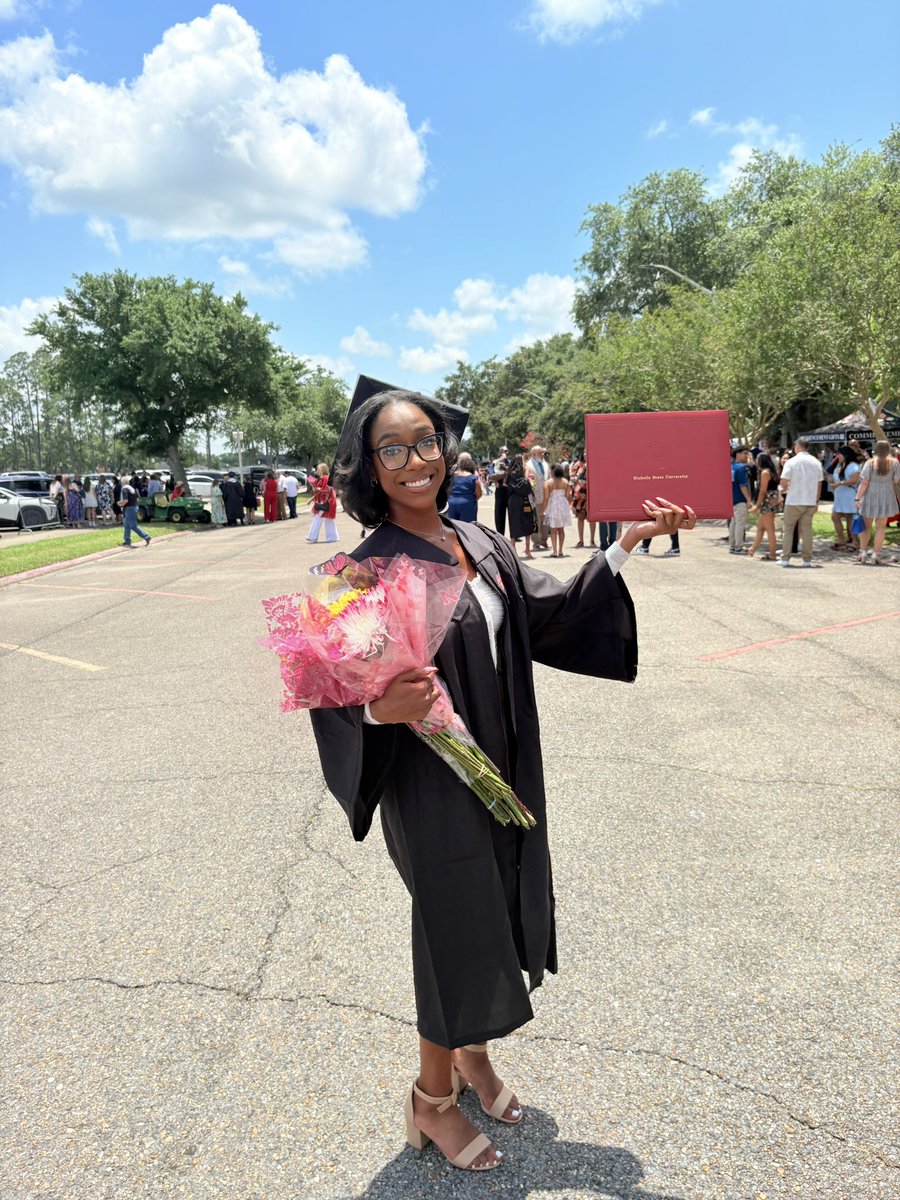 tammbeezy's tweet photo. #degreed ❤️.. #nichollsstate #getupwithme https://t.co/BDxYolQOAY