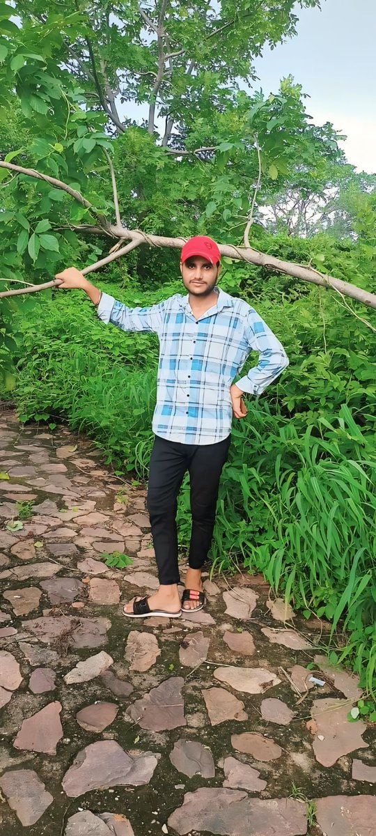 ManojQuit's tweet photo. ठोकरें खाकर ही रास्ता बनता है,
संघर्ष से ही आदमी किस्मत बदलता है। https://t.co/8IMxn1QO5m