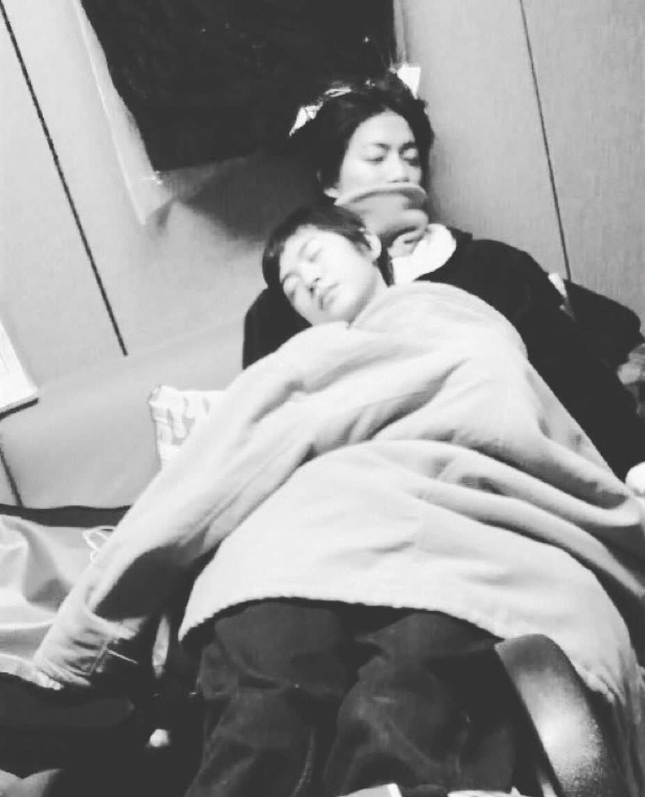 bambi_no1's tweet photo. てっちゃんの膝で眠り直己の膝に座る幼き日の玲於くん https://t.co/jKDPWxb57a