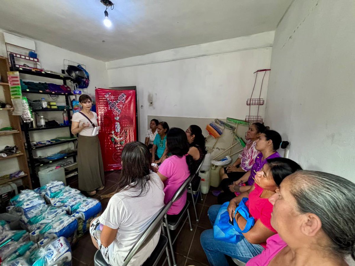 maribelmruiz's tweet photo. En #ViVaAC tenemos fuerza 💪🏾 y ganas de un #MejorOaxaca y no nos cansamos de tocar puertas.
Regresamos a colonia Lomas de Xochimilco, donde hemos realizado gestiones a favor de las y los vecinos, llevamos Programa de la Canasta 🧺 Alimentaria Básica.
¡En unidad todo es posible! https://t.co/LJy2eGr4aZ