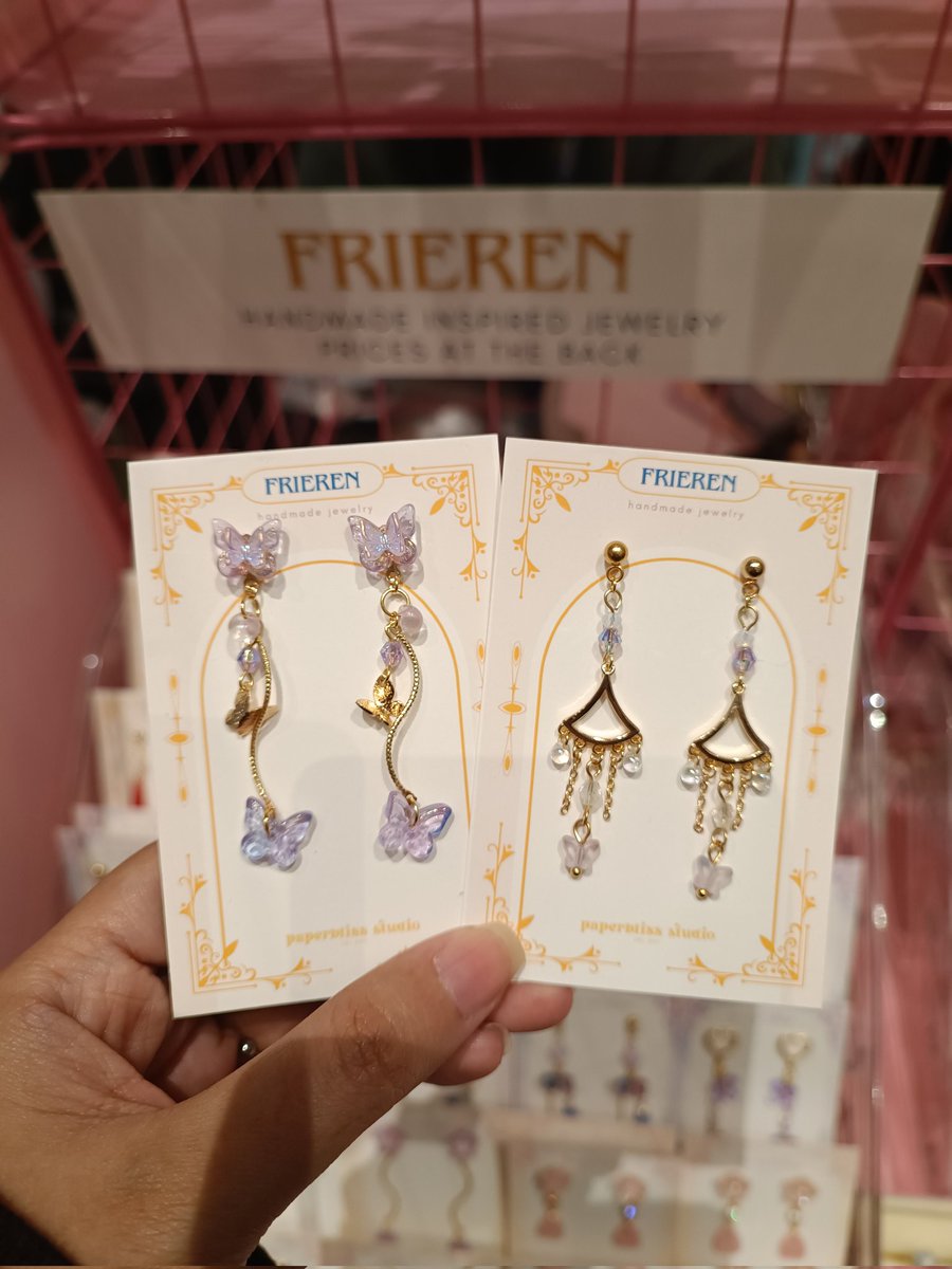 paperblissph's tweet photo. Frieren Inspired Jewelry available here today  at Space at One Ayala for Fanfes 2025! 🫶🏻✨

📍Table FD-02

#frierenjewelry #Fanfes2025 #cosplayph #handmadejewelry #earrings #jewelryph https://t.co/y2QAlTlE4J