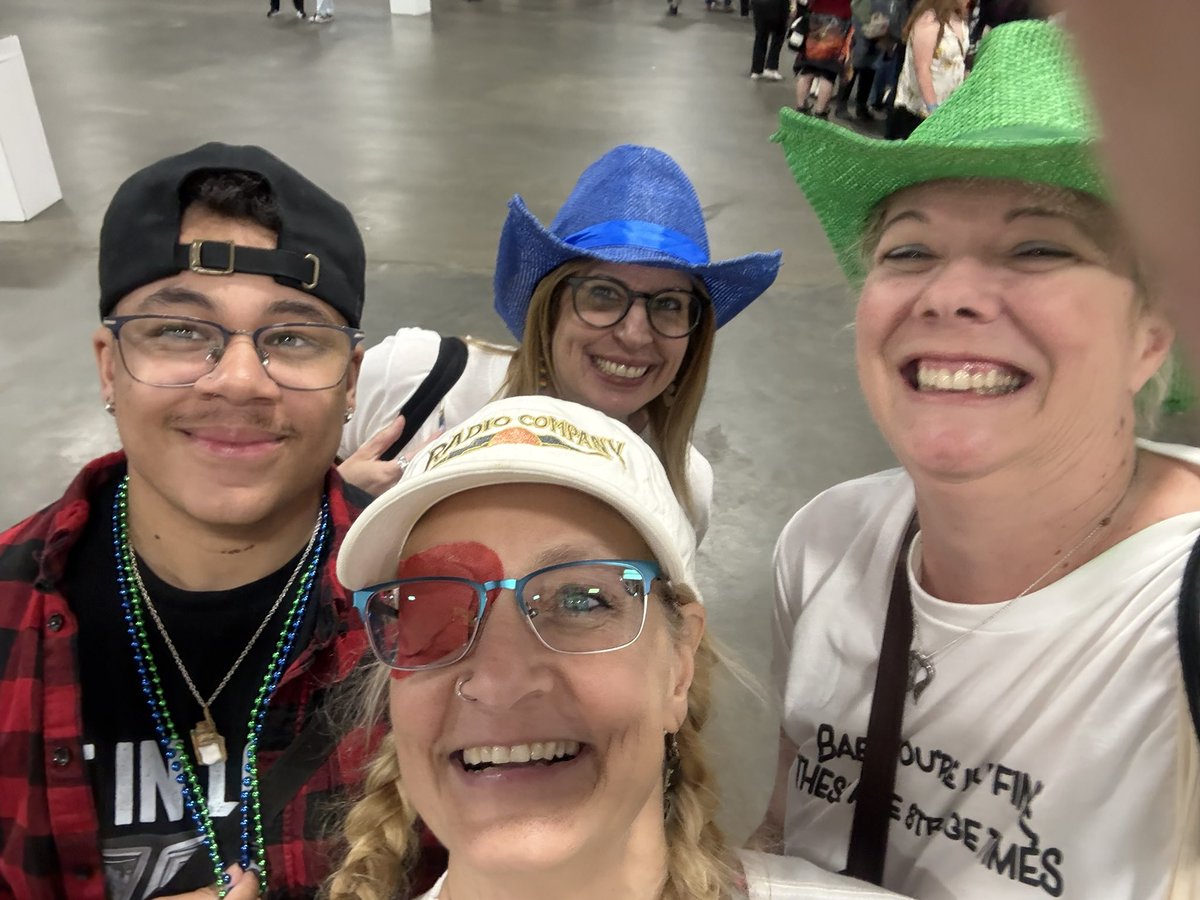 MamaMoonandBack's tweet photo. You may think that the best part of SPNcons is getting time with our fave celebs. Nope. That is fun, but the BEST part is getting time with our #Confam #SPNNJ @CreationEnt https://t.co/WWNbHSq20I