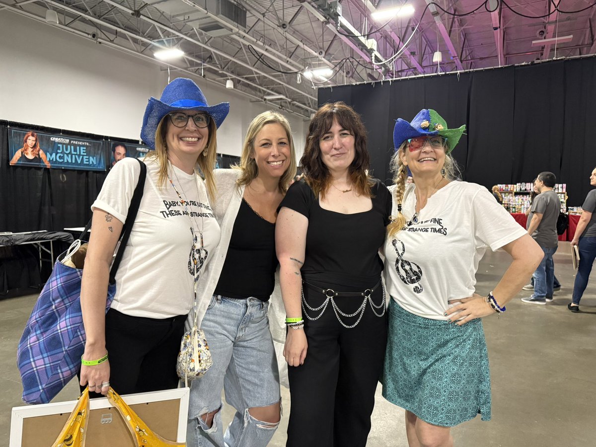 MamaMoonandBack's tweet photo. You may think that the best part of SPNcons is getting time with our fave celebs. Nope. That is fun, but the BEST part is getting time with our #Confam #SPNNJ @CreationEnt https://t.co/WWNbHSq20I