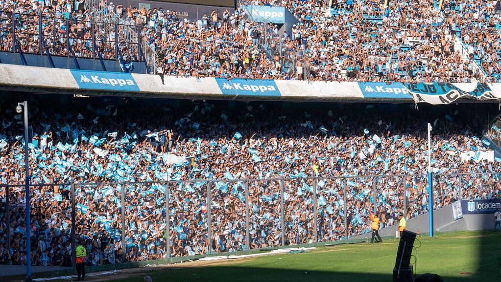 IffhsArg's tweet photo. 🔝5⃣  Estadios de la Liga Profesional  (+Aforo a Estadio lleno)

#River  I  Monumental  I  85.018
#Boca  I  Bombonera  I  56.444
#Racing  I  El Cilindro  I  55.840
#Huracán  I  El Palacio Ducó  I  48.314
#Central  I  Gigante de Arroyito  I  46.955 https://t.co/HkX1ZQG4Rv