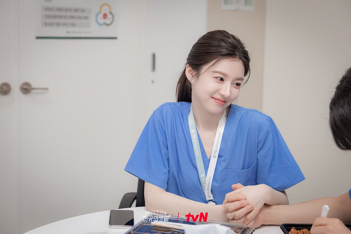 wrl_archive's tweet photo. 160525

A secret romance between Oh-Gu that’s on edge
both at the hospital and at home 💕

#ResidentPlaybook #언젠가는슬기로울전공의생활 
#GoYounjung #JungJunwon https://t.co/KAxIjgeyp0