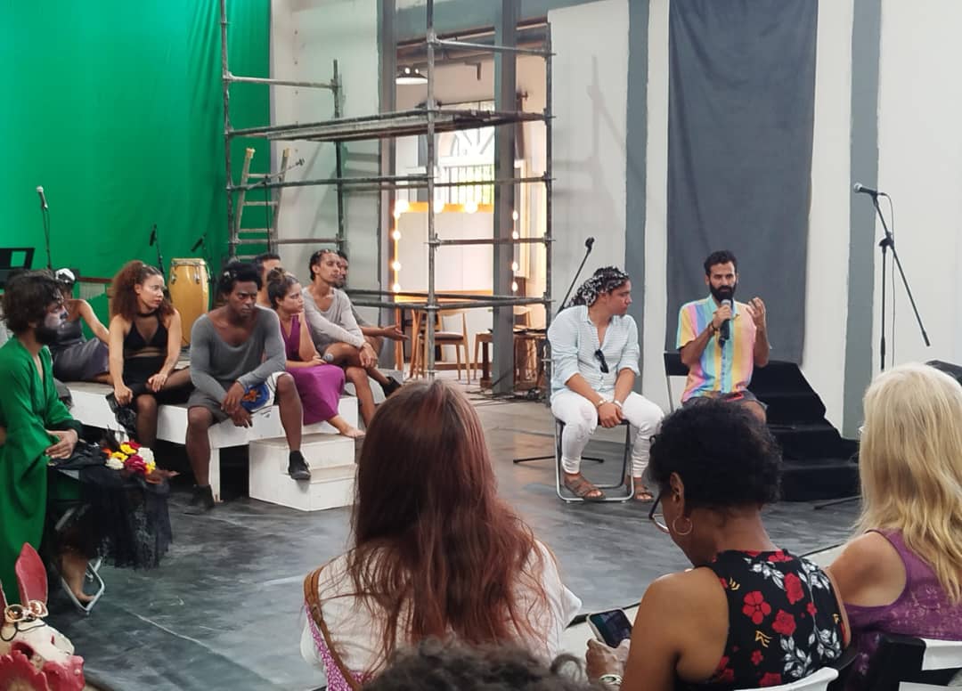 CasaTablas's tweet photo. Cada Expuesta nos permite una oportunidad de dialogar con el público. Hoy dialogamos acerca de la obra LUCES DE NEÓN, del Grupo de Experimentación Escénica La Caja Negra, bajo la dirección de Juan Edilberto Sosa Torres, en Nave Oficio de Isla.

#TablasAlarcosCasaEditorial https://t.co/SdweoCxvps