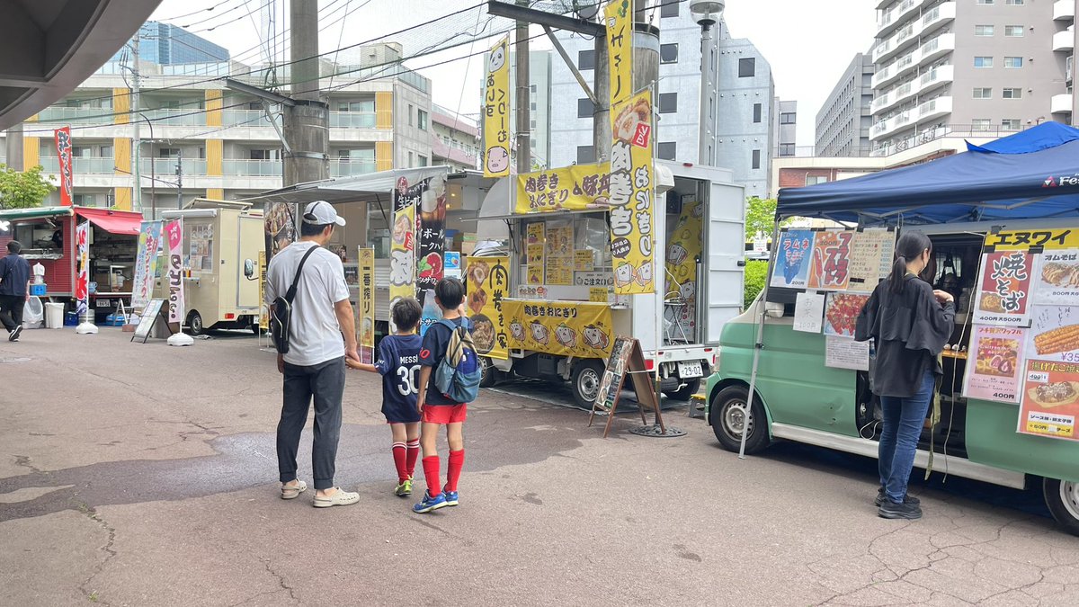 sports_fuchu's tweet photo. ＼＼🎈市民球場まつり開催中🎈／／

縁日、野球体験ブースは11時ごろから開始予定です！
キッチンカーもありますので、是非お越しください😋

本日の #ヴィーナスリーグ は4試合行います🔥

https://t.co/9oYM4FAjhS…

#府中市
#女子野球タウン https://t.co/98uVeMPv5r