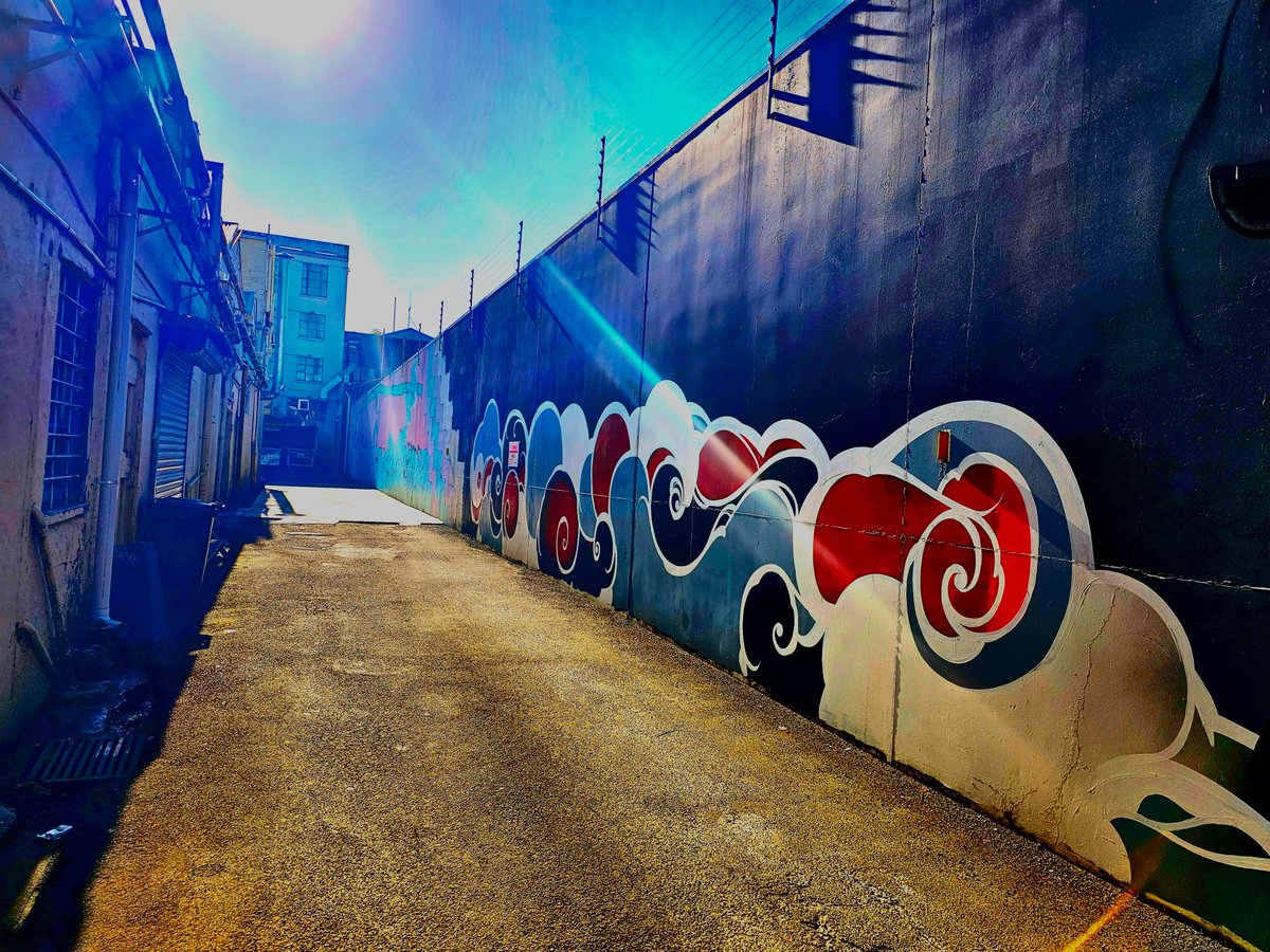 1/7 A recent visit to Kirikiriroa gave me a chance to explore the city's growing gallery of street art. Te Haunui &amp; Maramena Tuna painted the sad &amp; resplendent mural 'The Battle of Orakau', which recalls Tuhoe who fought for the Waikato.