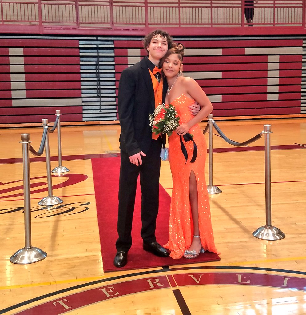 The attire was on fire 🔥 at tonight's Jr.-Sr. Prom! From sleek suits to gowns that literally sparkled 💫  our Cannoneers rocked the red carpet! 👑 💃🕺 #Prom2025 #WeAreVliet #RedCarpetReady