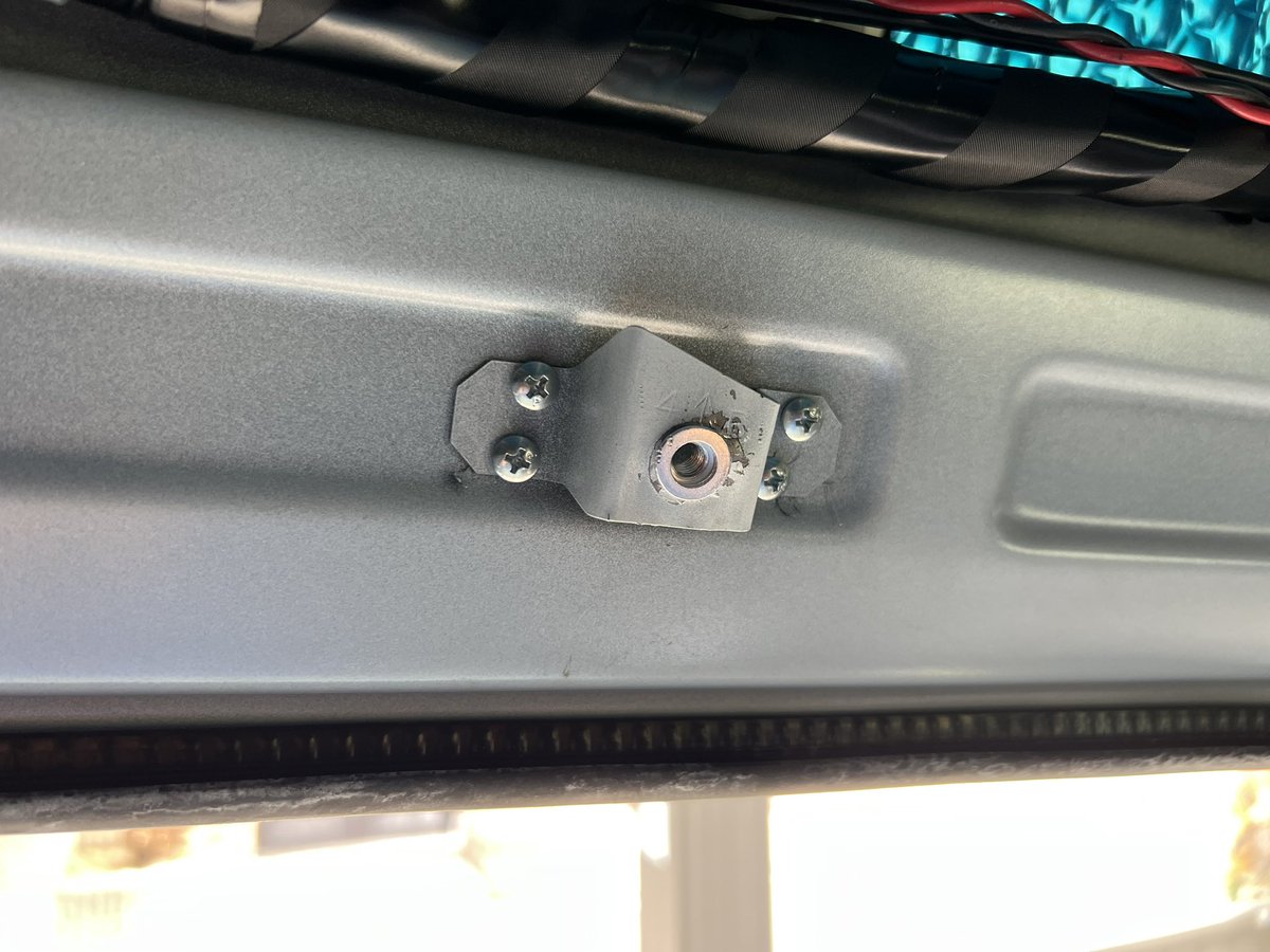 kayukota3's tweet image. サイドバー付けたんだけど、ステーが弱すぎてグニャってなって取れそうだったから、補強した。

#ハイエース
#DIY 
#車弄り 
#サイドバー