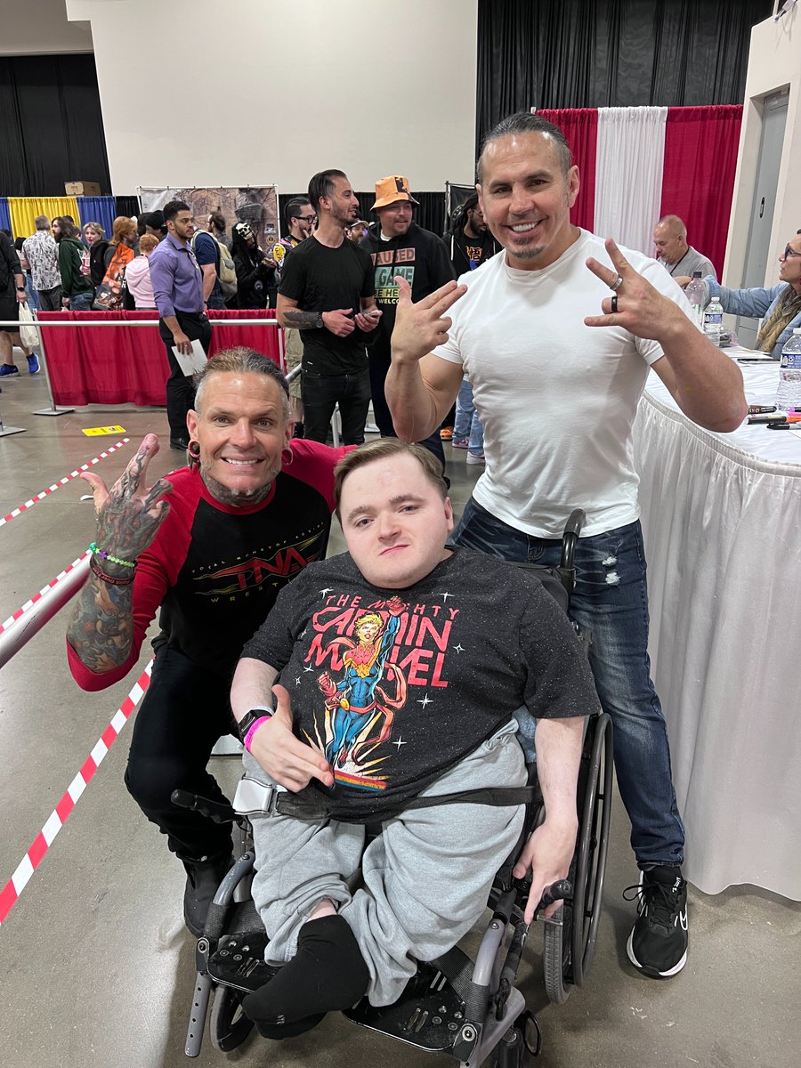 SSmithStudios's tweet photo. Finally got to have a good time.
I had an amazing Saturday @MotCityComicCon - met some amazing people (looking at you @SamWitwer !) and snapped a few photo memories. Not everything got a photo, but my mind is a steel trap! #TheForceIsWithMe #MotorCityComicCon https://t.co/iMC0MRJtWL