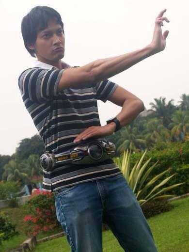 Orang pada point out kalo dia spesialis poligami. Tapi pada lupa kalo dia sebetulnya seorang kamen rider