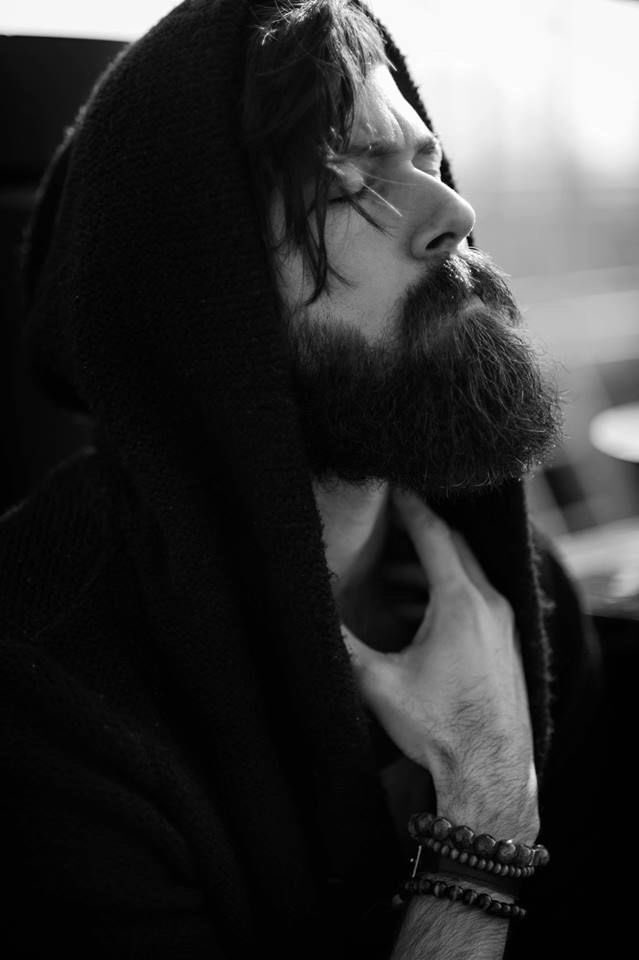 Ahora que se ha ido, se siente perdido
No es sencillo echar de menos
Su vida ha dado un giro, ya nada es lo mismo
Pero nadie dijo miedo
No te sientas solo en ese infierno que viste de ciudad
Aquí te estaremos esperando, no mires hacia atrás.