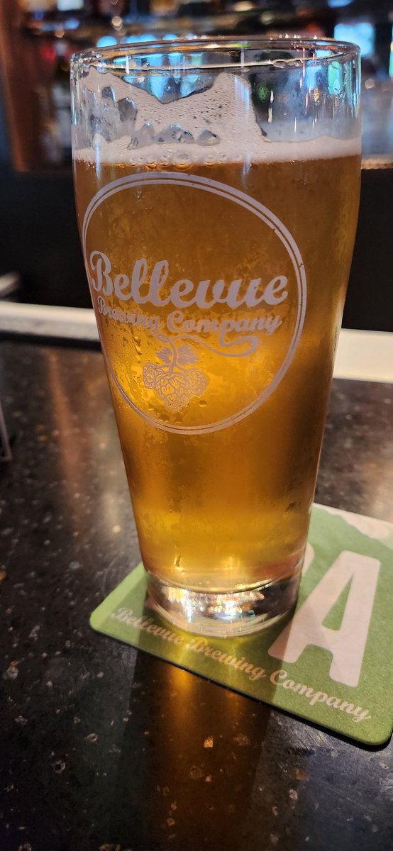 De regreso a <a href="/BellevueBrewing/">Bellevue Brewing Company</a> a probar mi estilo favorito del momento, una West Coast IPA, se llama Johnny Rocket y pues Holaaaaa #CervezasDeLaBarbaSabia