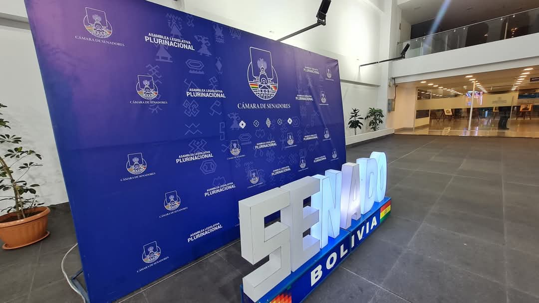 ✅🏦#NocheDeMuseos I Inició el recorrido por el antiguo edificio de la Asamblea Legislativa Plurinacional-#ALP. Es alta la expectativa de la población para conocer parte de las instalaciones, además de la historia y el trabajo que se hace en la Cámara de Senadores