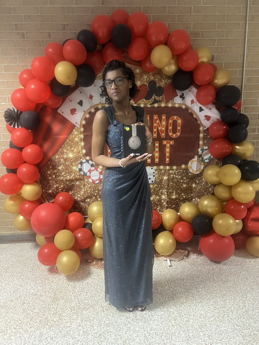 RCHighlyFavored's tweet image. Congratulations to our first winner of a Beats Solo Pro 🎧 @HolubMiddle @AliefISD #8thGradeProm
