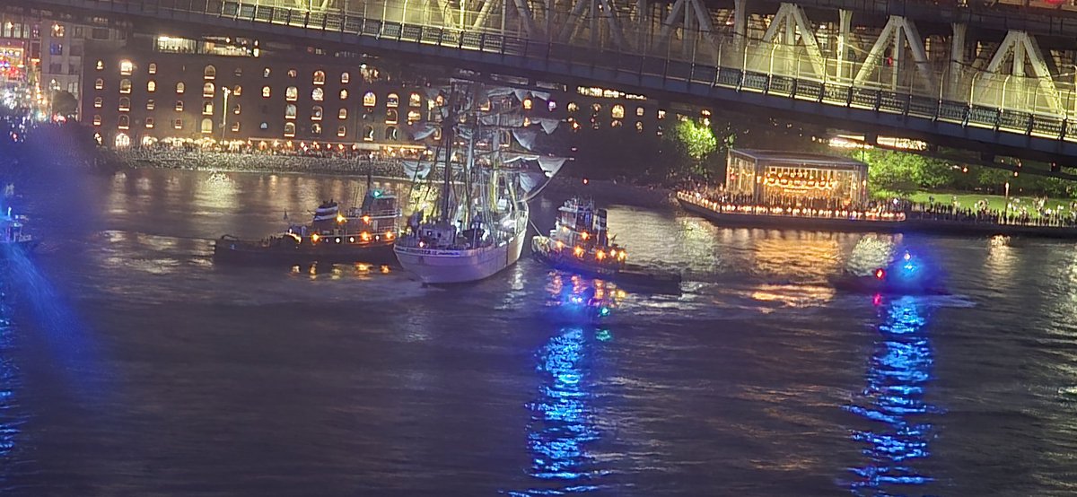 twobridgestower's tweet photo. Apparently, one of the masts on the tall ship CUAUHTÉMOC reportedly broke while attempting to pass under the Manhattan Bridge. Massive emergency response underway amid reports of possible passengers in the water. The East River is already congested with party boats. https://t.co/f5GWQKX2MP