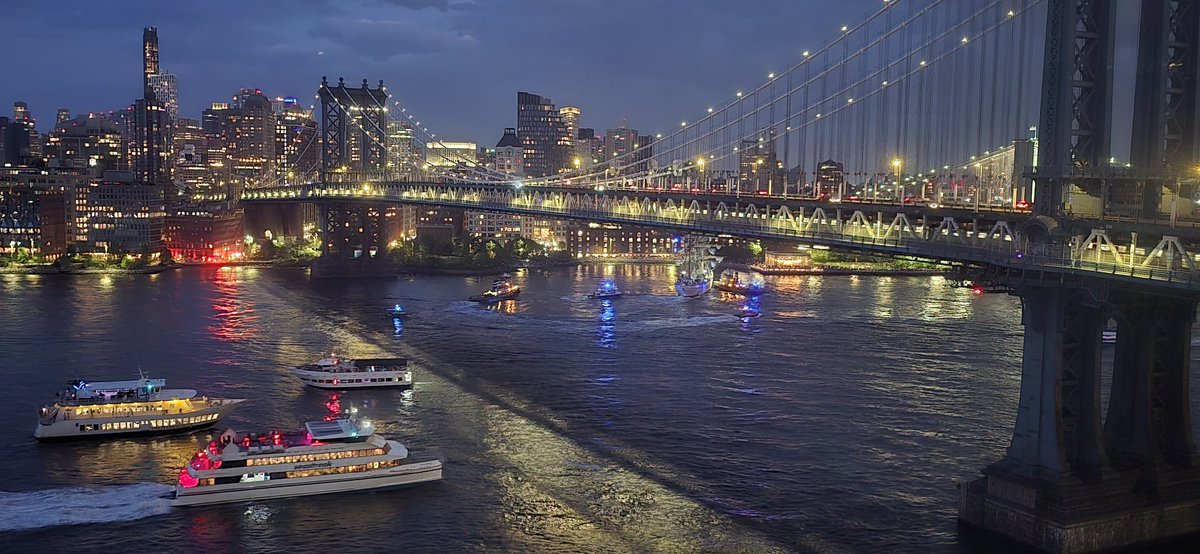 Apparently, one of the masts on the tall ship CUAUHTÉMOC reportedly broke while attempting to pass under the Manhattan Bridge. Massive emergency response underway amid reports of possible passengers in the water. The East River is already congested with party boats.