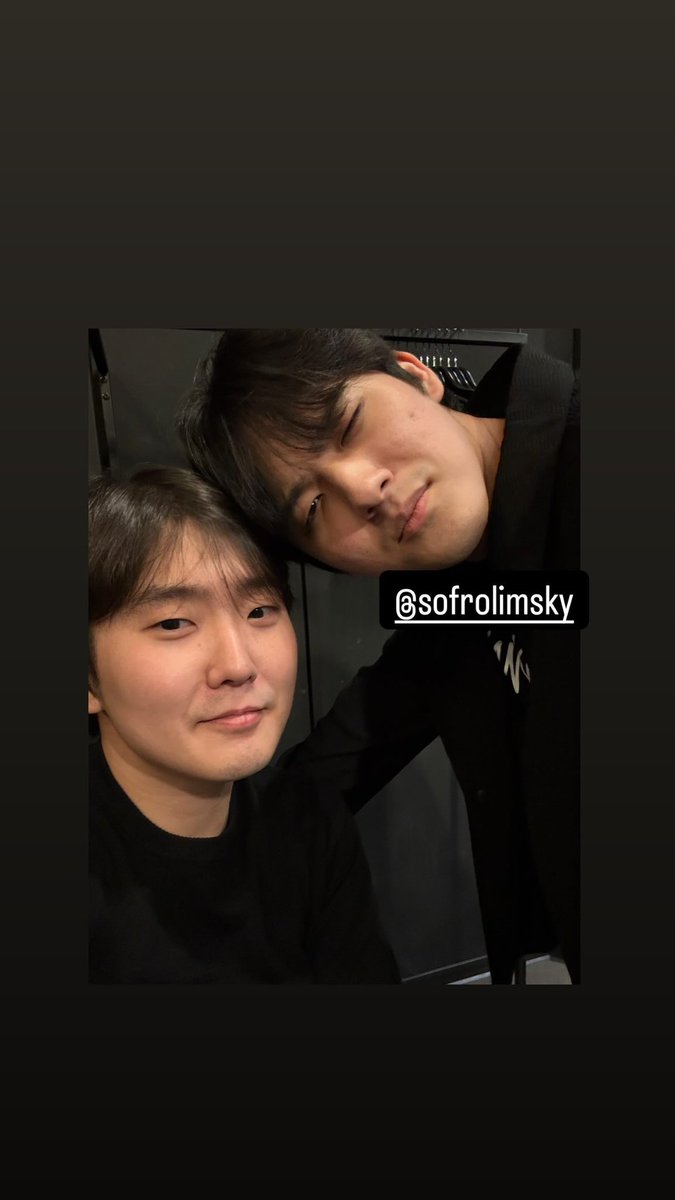 아 ㅁㅊ 조성진이랑 임윤찬 또 만났어 각자 계정에 사이좋게 스토리 하나씩 올린 거 ㅈㄴ웃기다