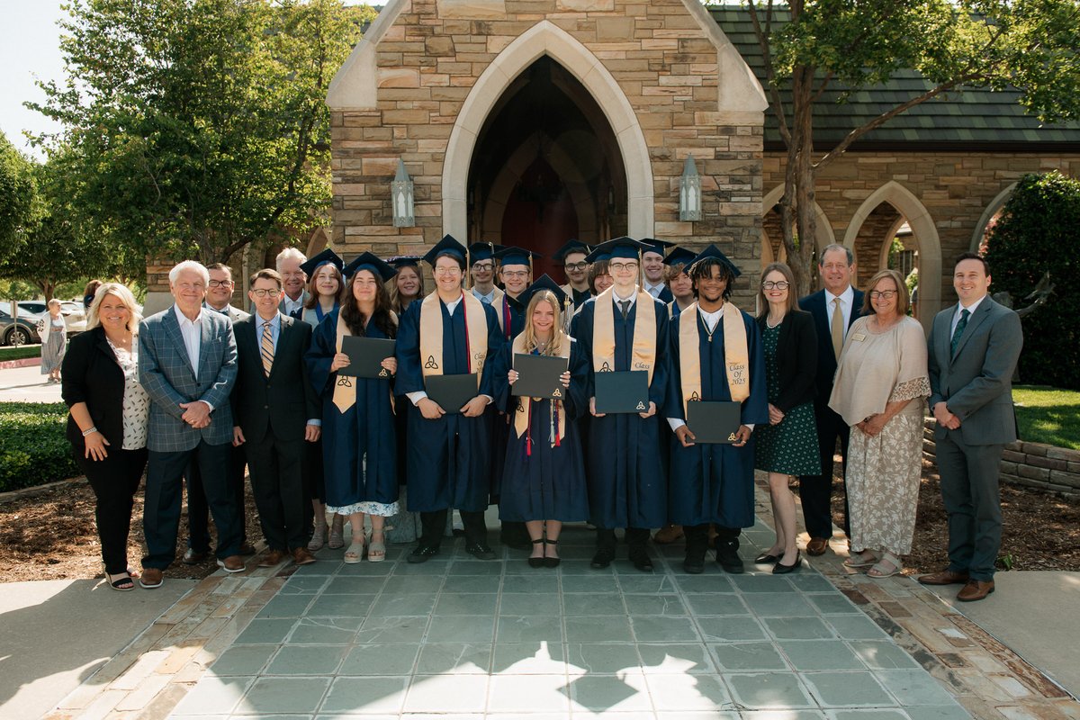 TrinitySchoolOK's tweet photo. 🎓 Huge congrats to the Trinity Class of 2025! We’re so proud of you! 💛
Special thanks to @NickAGallo from the @okcthunder for making our commencement unforgettable—with a message on perseverance, gratitude, and competing together. 🐯
#Classof2025 #TrinityTrue #GoTigers https://t.co/yXdilm2cOX