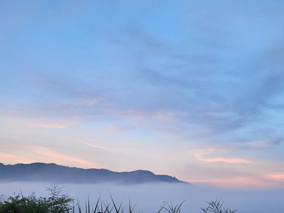 B'Lao xưa...!
Sương giăng bảng lảng phố mờ xa,
Mặt nguyệt còn treo chẳng muốn nhòa.
Khóm hoa ấp úng vương sương lạnh,
Kỷ niệm giờ đây, ngỡ bóng nhòa...