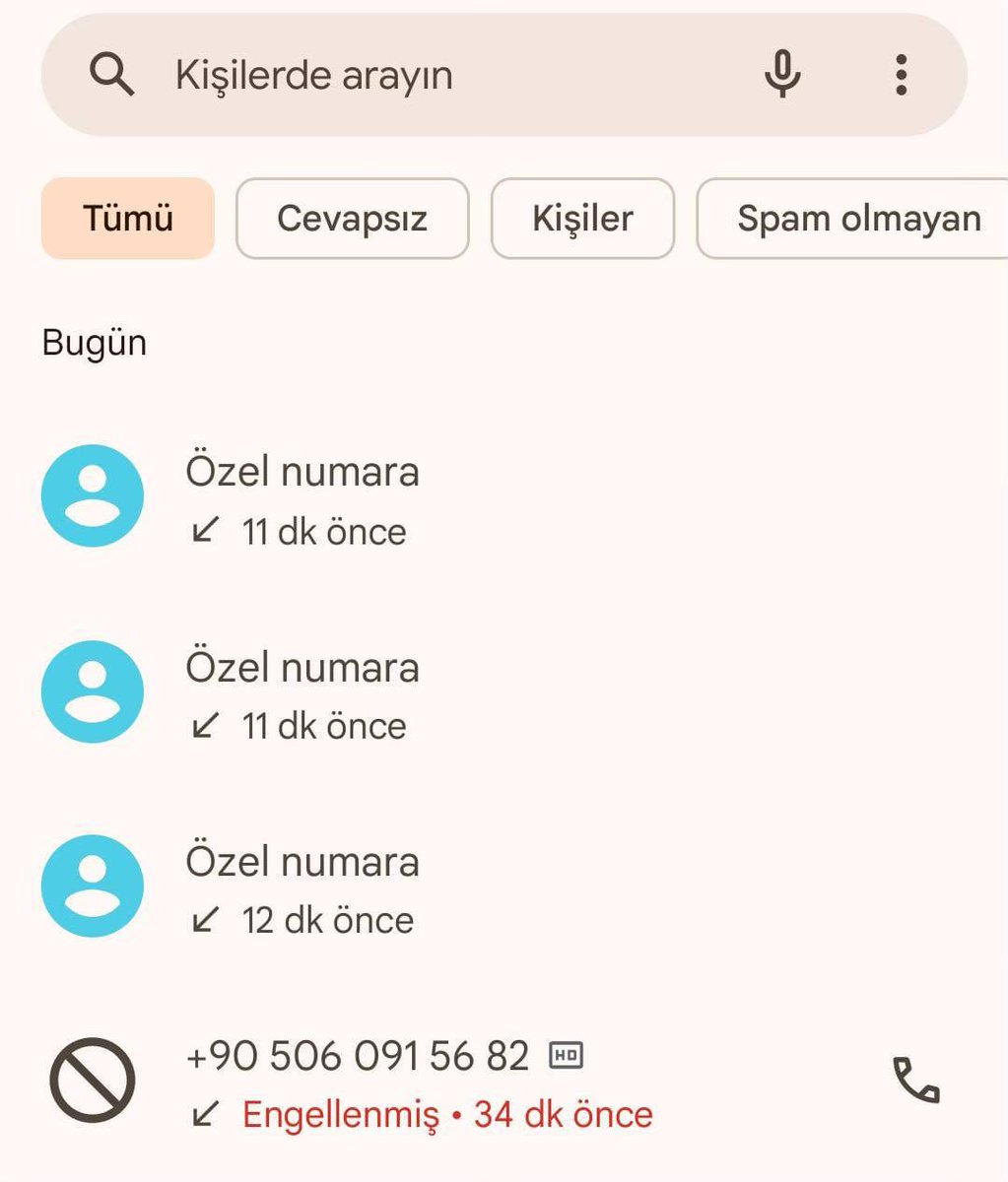 Gece bir alçak ve insanlıktan nasibini almamış bir mahluk babamı arıyor. (Numarayı paylaşıyorum) “Yarım saate o oğlunuz Ahmedin dükkanını bombalayacağım, oğlun Bilal’in Fevzipaşa’daki evini bombalayacağım” gibi laflar ederek güya beni korkutmaya çalışıyorlar. 

Bunu da sırf ben