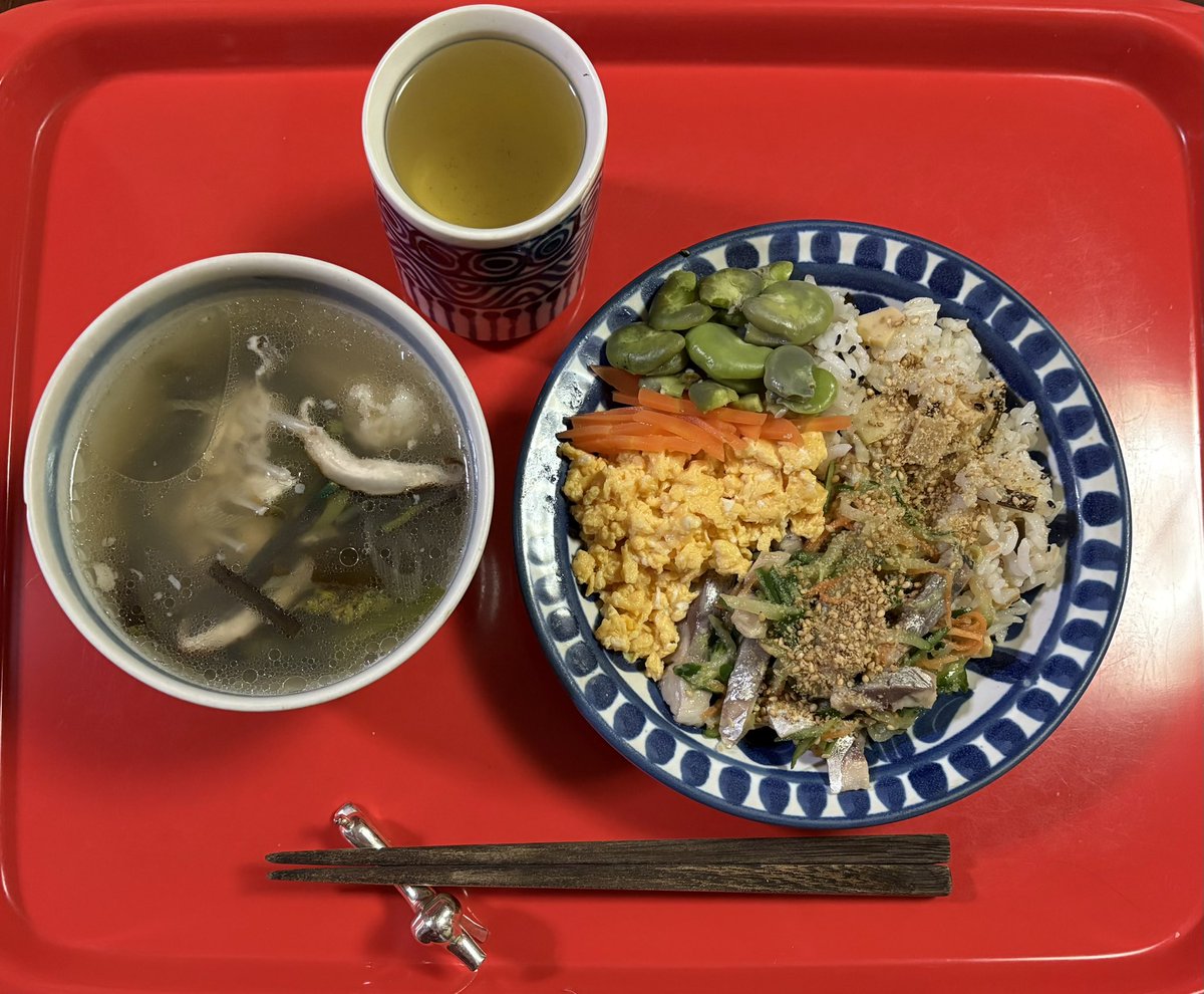 nankin007's tweet photo. 2025/05/04(日)
① #朝食
　#朝スープ
　#豚肩ロース肉
　#チーズパンケーキ
　#レッドキーウイジャム
　#ココア
② #昼食
　#ふるさと市場 で #鯛のあら が
　山盛りで320円⁉️と驚き
　#めで鯛ちらし寿司 と #潮汁
　を作ってみた。激ウマ😍💕
③ #夕食
　#ちらし寿司
　#青鯵 の #なます
　#潮汁 https://t.co/hf3WlJ67v4