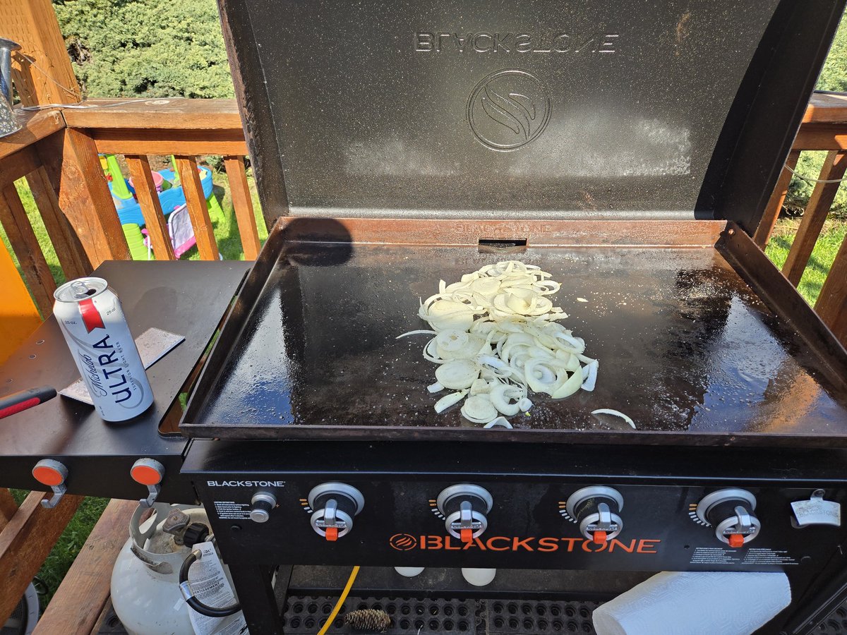 DonLudwig2's tweet photo. Smashed burgers and fried onions @BlackstoneGrid #Griddlenation #Traegerhood https://t.co/QI6zpMF8L5