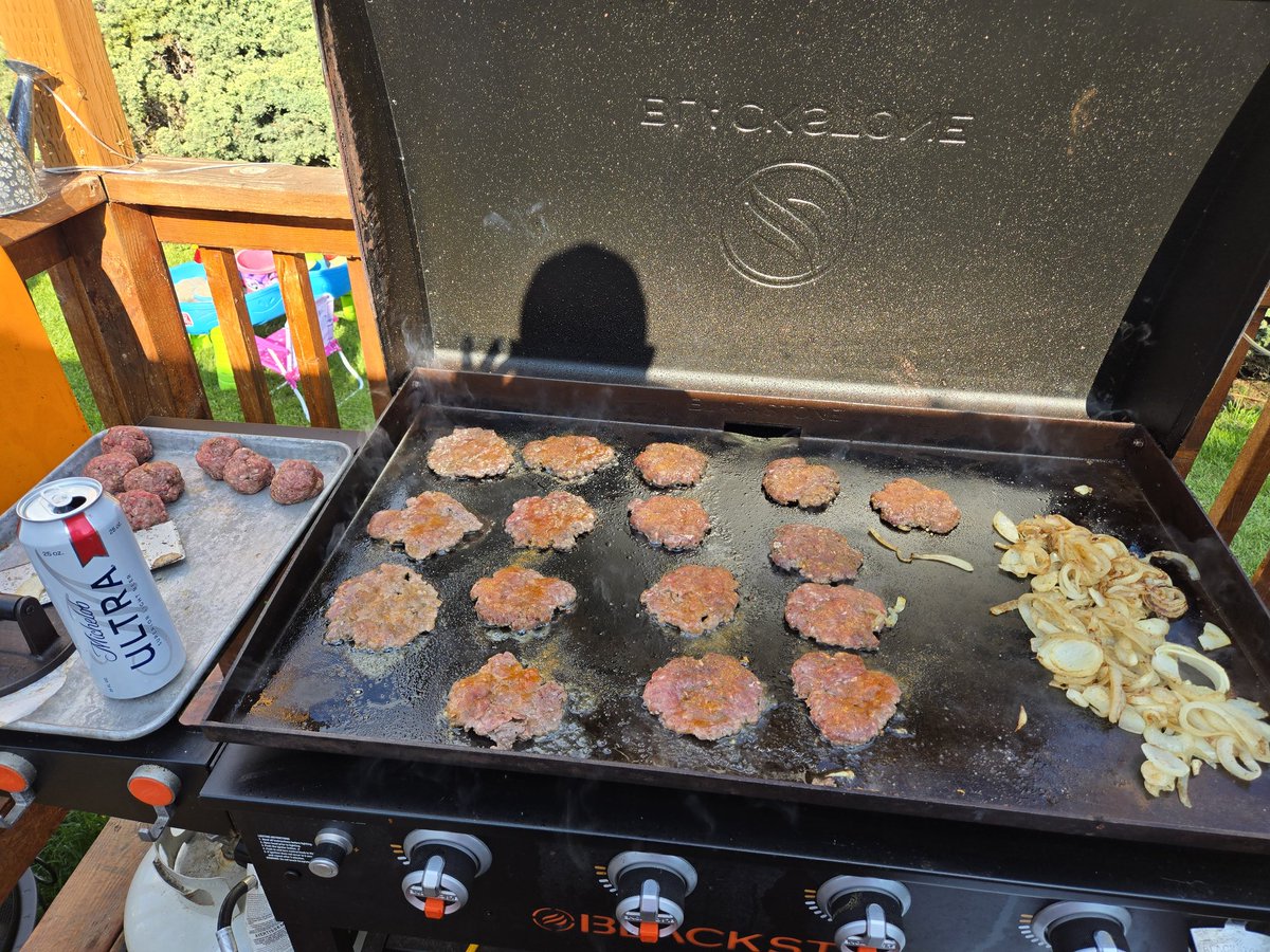 DonLudwig2's tweet photo. Smashed burgers and fried onions @BlackstoneGrid #Griddlenation #Traegerhood https://t.co/QI6zpMF8L5