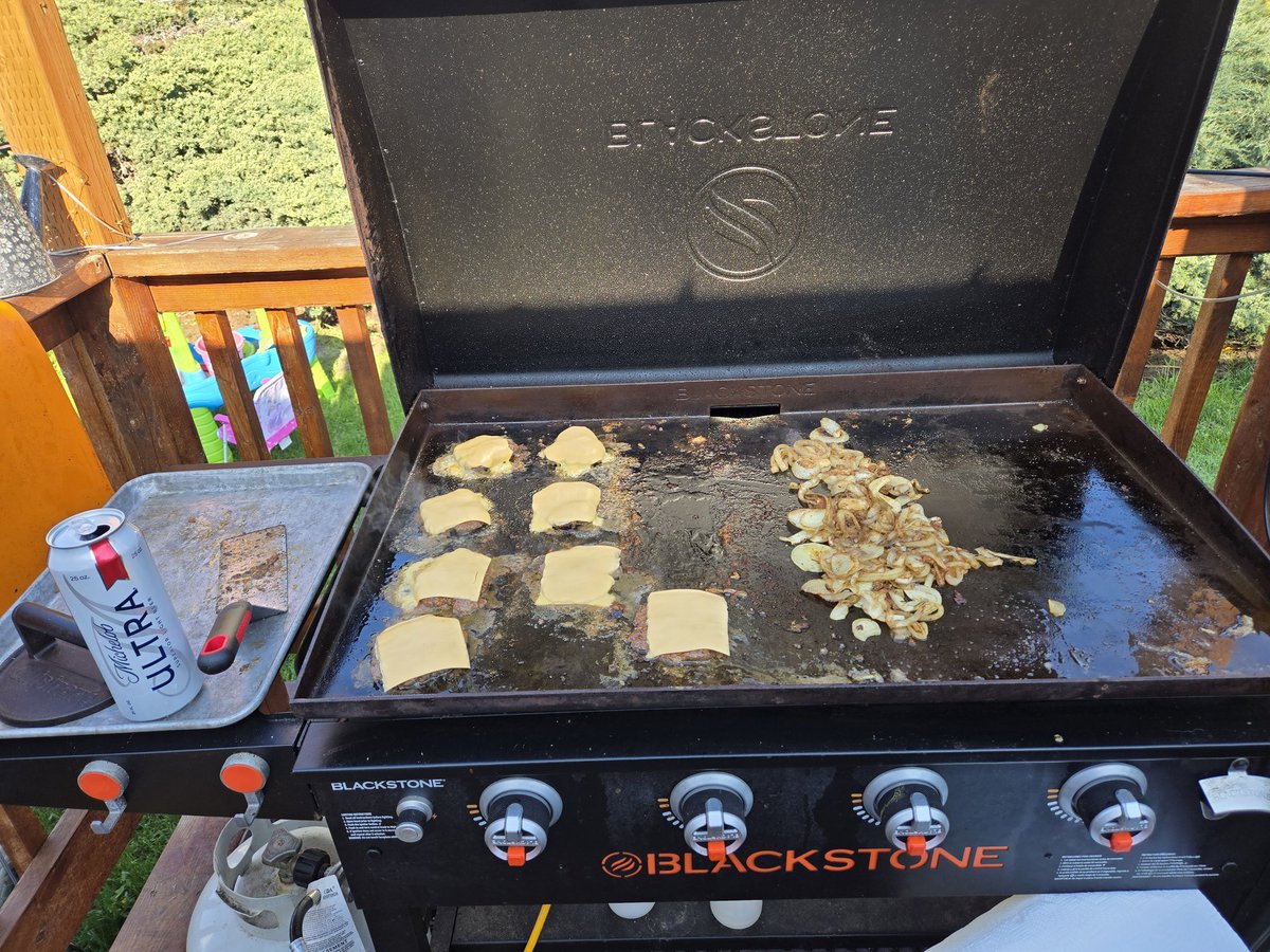 DonLudwig2's tweet photo. Smashed burgers and fried onions @BlackstoneGrid #Griddlenation #Traegerhood https://t.co/QI6zpMF8L5