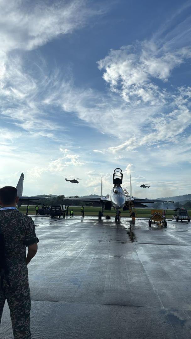On the tarmac in the crisp morning air… Damn our Sukhois look good🫡