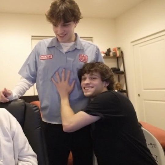 multiolos's tweet photo. chris’ love language being physical touch is something i think about daily https://t.co/mdY0LROnPm