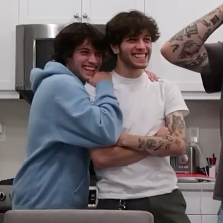 multiolos's tweet photo. chris’ love language being physical touch is something i think about daily https://t.co/mdY0LROnPm