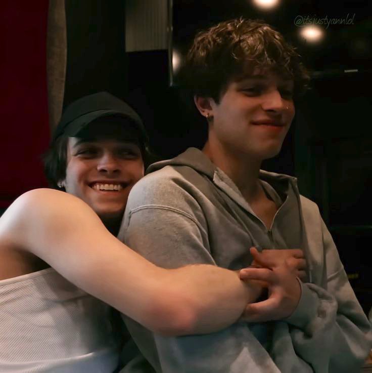 multiolos's tweet photo. chris’ love language being physical touch is something i think about daily https://t.co/mdY0LROnPm