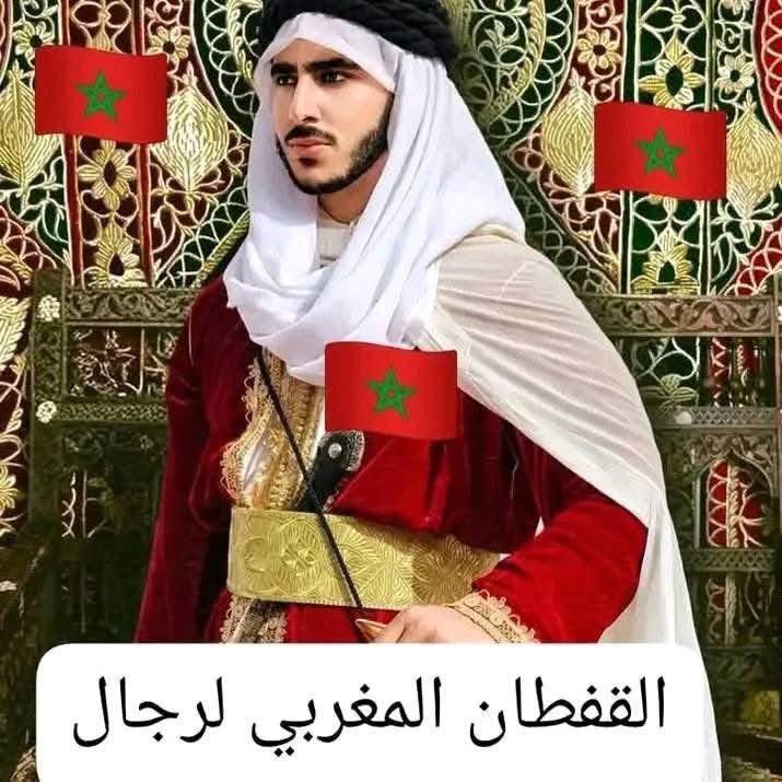 MouloudiaDZ3's tweet image. صورة التُقطت مؤخرًا لسنغولي يرتدي القفطان. فما كان من “السناغلة” إلا أن حوّلوها إلى أبيض وأسود، ونشروها على حساباتهم مدّعين أنها صورة “لمغربي” من القرن السابع عشر يرتدي القفطان الرجالي… بعد أن كانوا يسخرون من الجزائريين بقولهم: “كيف لرجل أن يلبس قفطانًا؟”
لكن السؤال الحقيقي…
