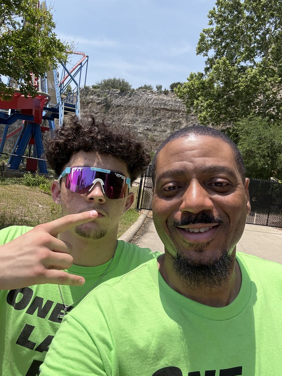 misterdouble_u's tweet photo. Had fun on the senior trip at Fiesta Texas with all of my seniors!!! Wishing the MCHS class of 2025 all the best in their future endeavors. https://t.co/qJ8g4ugXYf