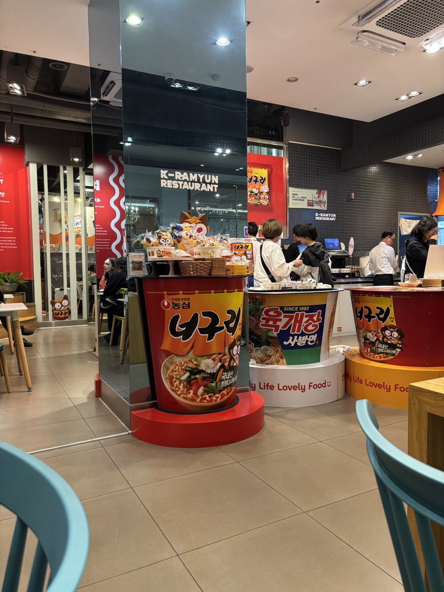 __luvhoney's tweet photo. 明洞に泊まったら是非行ってほしい🍜
明洞駅9番出口すぐホテルスカイパークⅢの下にあるノグリのラーメン店！一律5000Wで食べたいインスタント麺を選んで、後はお店のおじさんに渡すと自動調理してくれるの~!しかも卵も無料、野菜とかトックもトッピングできる🥚夜食で2日連続利用しましたᵔࡇᵔ🎶 https://t.co/mET2rpt102