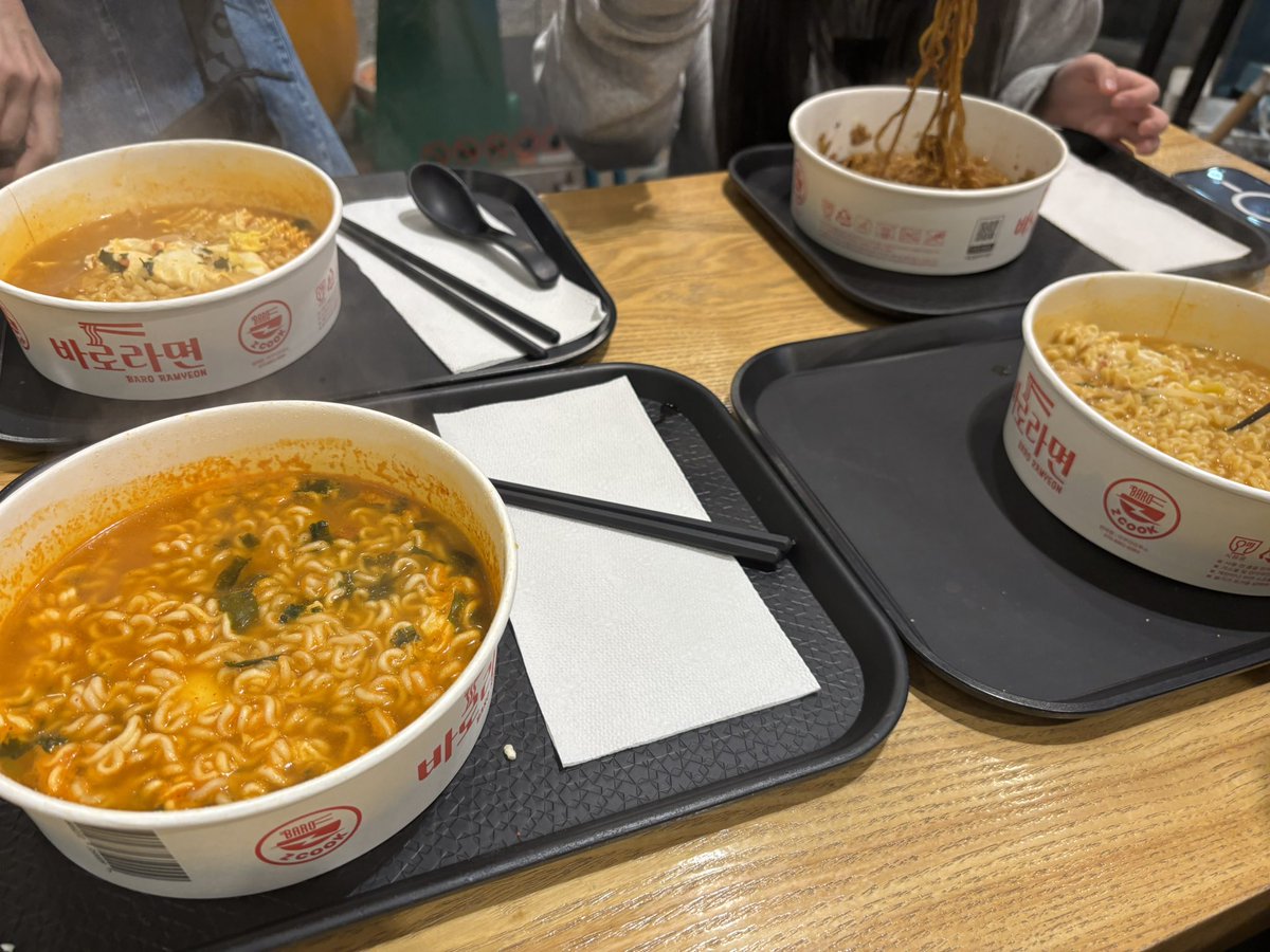 __luvhoney's tweet photo. 明洞に泊まったら是非行ってほしい🍜
明洞駅9番出口すぐホテルスカイパークⅢの下にあるノグリのラーメン店！一律5000Wで食べたいインスタント麺を選んで、後はお店のおじさんに渡すと自動調理してくれるの~!しかも卵も無料、野菜とかトックもトッピングできる🥚夜食で2日連続利用しましたᵔࡇᵔ🎶 https://t.co/mET2rpt102