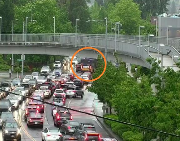 NEパシフィックPLのNBトラフィックをブロックしているMontlake Blvd